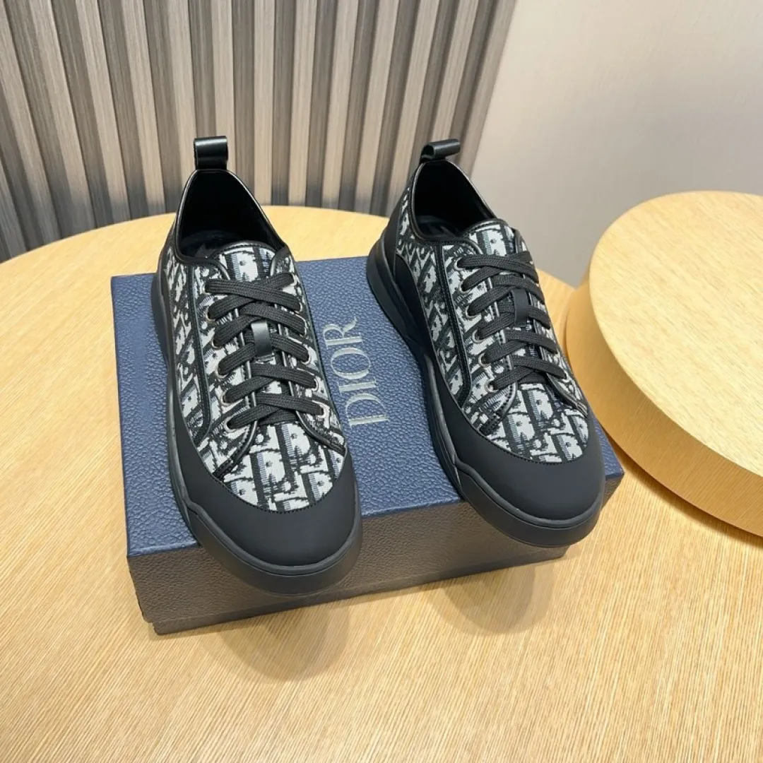 Men's shoes 💰P500💰[Dior] Dior casual sports shoes 🇺🇸Sold at the same time at the counter, top-notch Italian original purchase · The upper is made of brand totem cloth with original leather · Comes with first-layer sheepskin feet · (Totem cloth highlights high-end, nobility, and class) Exquisite workmanship (original lining) Sole: Original factory special outsole ⚠️Comfortable, wear-resistant, non-slip, real-life photo🎬The real thing is more beautiful🔍Number: 39-46【45 46 Customized items are non-returnable]